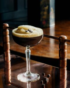 Café, whisky e especiarias: os coquetéis que aquecem o inverno — saiba onde provar