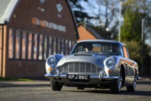 Aston Martin DB5 comprado por £900 é restaurado pela fábrica após 50 anos