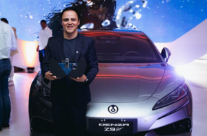 Denza entrega primeiro Z9 GT no Brasil a Felipe Massa